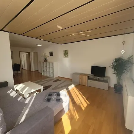 Zwei Apartment *